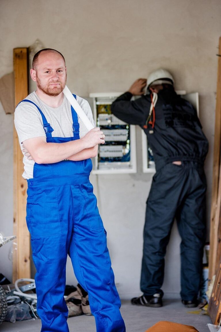 Elektricien Apeldoorn in werkkleding controleert elektrische installatie met gereedschap voor veilige spoedservice